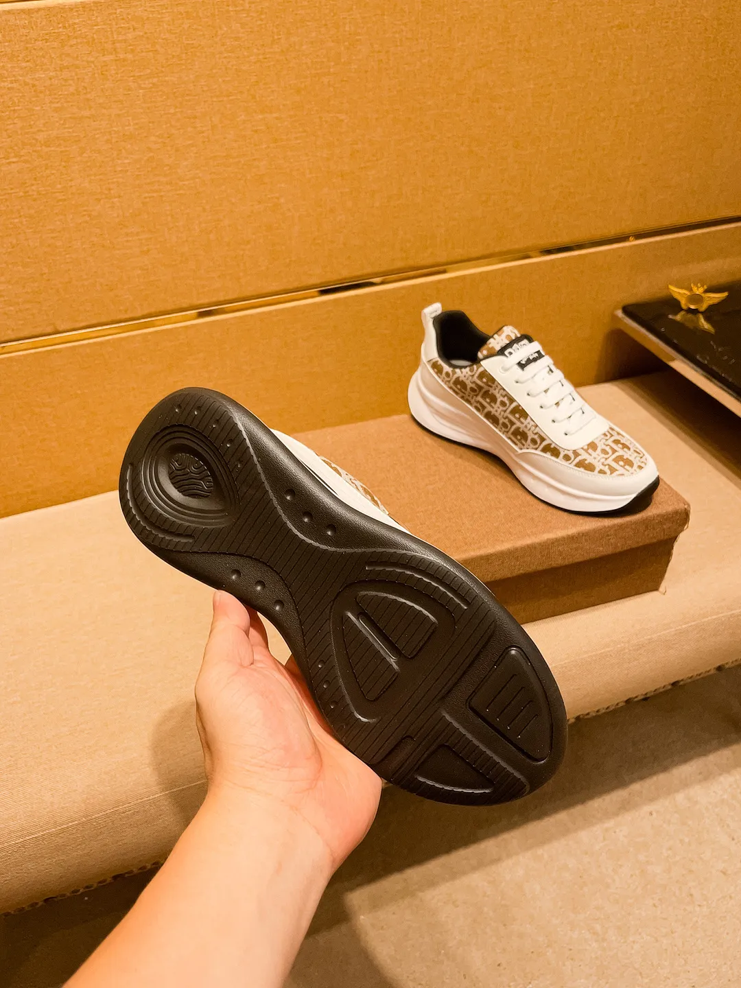 🚘🚘Factory batch 440 💰[Dior]🔥 High-end men's shoes brand official website 1:1 latest masterpiece: the upper is made of mercerized fabric imported from Italy with a comfortable and breathable lining➕original non-slip and wear-resistant outsole🔥, making walking more convenient and comfortable! An exclusive new model, a stunning work, a beautiful 1:1 replica [color] compared to the official quality! Create a fashionable personality to set off your uniqueness! A must-have for trendy men! Classic🔥Size: 38-44 Color: 🔥 2⃣️ colors available🔥